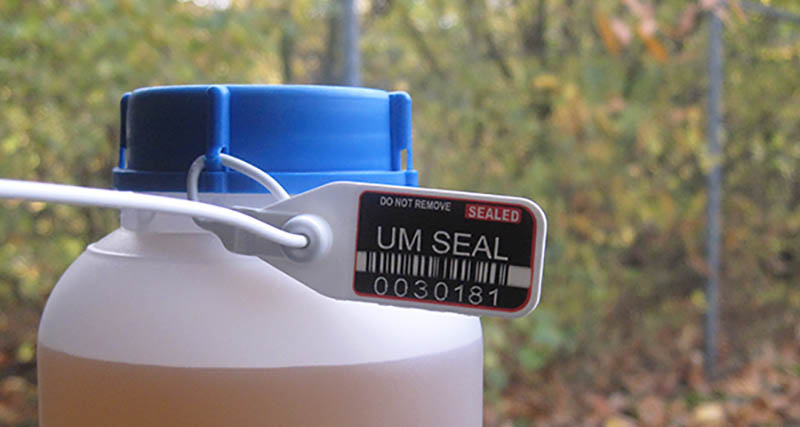 Durchziehplombe Universal mit Barcode an Probenflasche